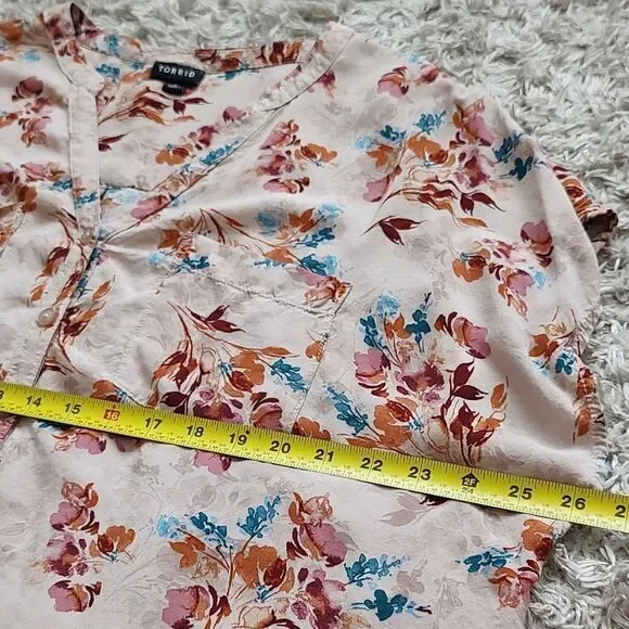 TORRIDĀ ChallisāButtonāFrontāDolmanāSleeveāTopāSizeā2 - Picture 6 of 7